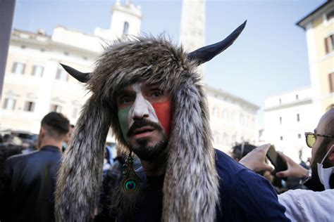 Sciamano Montecitorio, chi è Hermes Ferrari.